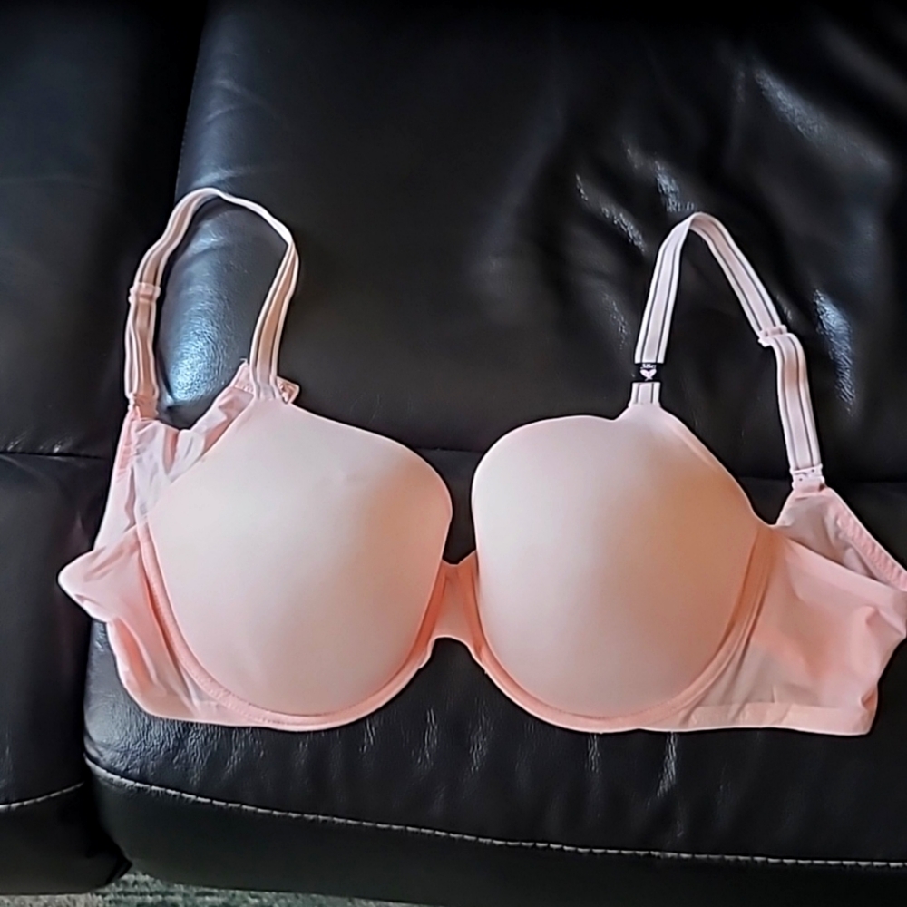 NWT Victoria Secret Extreme soft shelled bra/ 38C/ baby pink